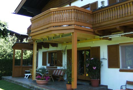 Der bestehende Balkon wurde erweitert, gleichzeitig wurde so eine Terrassenüberdachung geschaffen