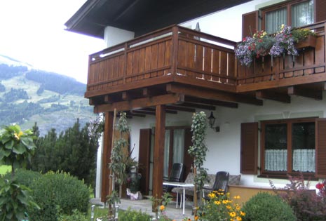 Der bestehende Balkon wurde erweitert, gleichzeitig wurde die Terrasse überdacht