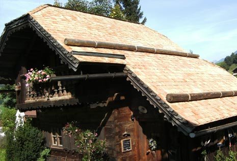 rustikale Hütte mit neuem Schindeldach