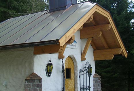 Neu erbaute Kapelle mit Sichtdachstuhl und Vordach